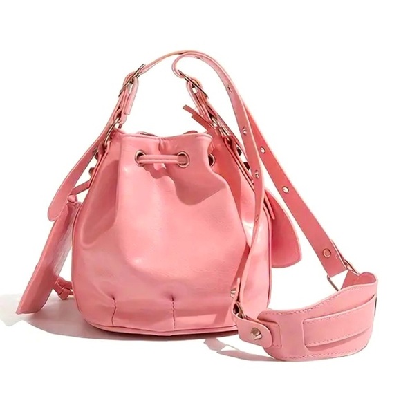 Pink Rivet Pleather Bucket Bag w/Shoulder Strap, Pouch, & ❤️ Shaped Mirror, NWOT - Picture 2 of 9